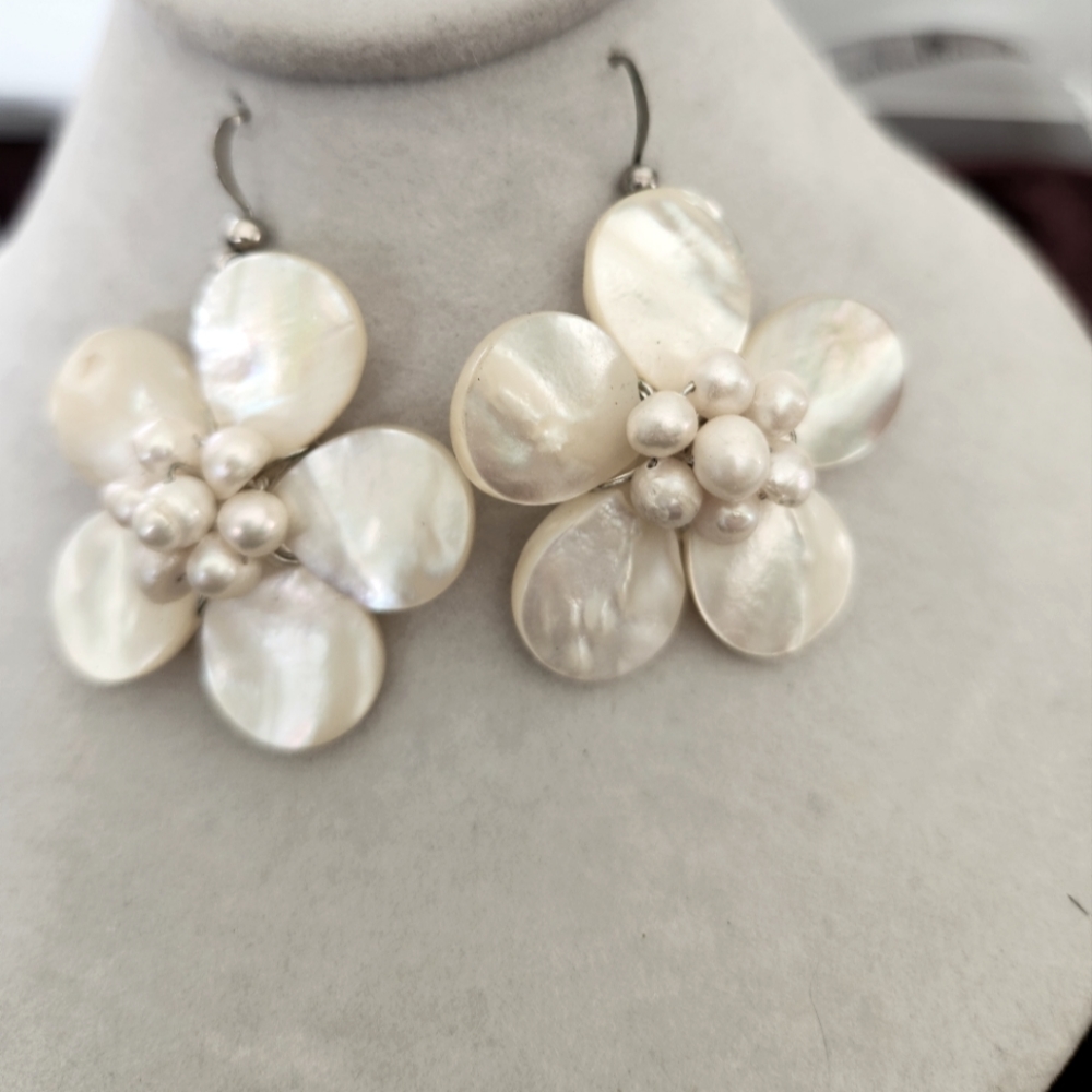 Boho Vintage Mother of Pearl Flower Earrings